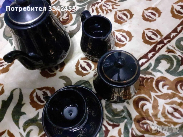 Сервиз за кафе със златна декорация