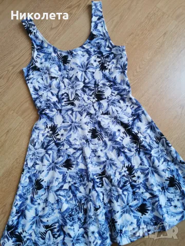 Рокля с флорални мотиви