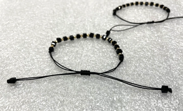 Гривни с фасетиран черен оникс и златисти топчета – ръчна изработка, снимка 8 - Гривни - 51535581