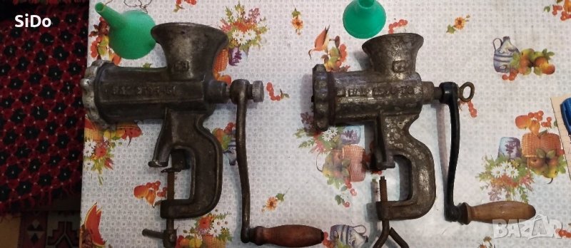 Лот 2 чугунени ръчни месомелачки малка и голяма, снимка 1