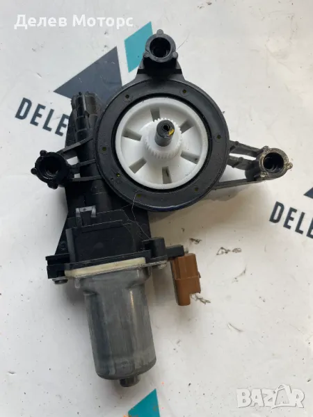 Моторче за стъклоповдигач за предна дясна врата от Dacia Jogger, 1.0 TCe Eco-G LPG, 91 кс., 2023, снимка 1