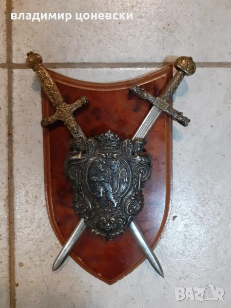 Красив герб с меч,кама кинжал,кортик, снимка 1