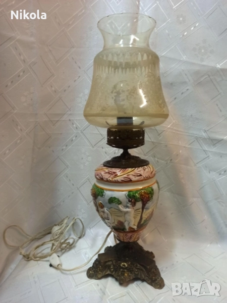 Антикварна висока настолна лампа Capodimonte -бронзова основа с орнаменти и порцелан, снимка 1