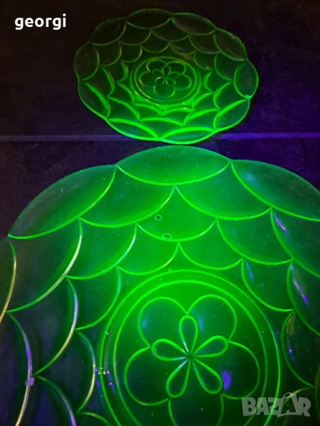 поднос за торта с чинийка от ураново стъкло    26/3, снимка 1