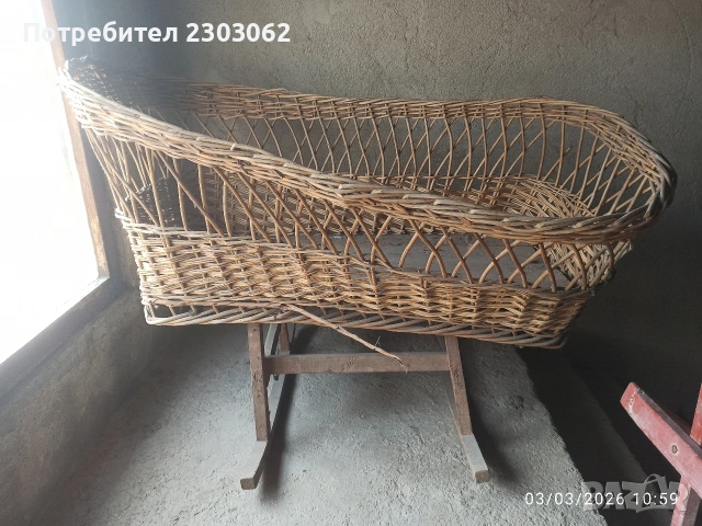 Стара плетена бебешка кошара