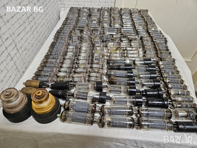 Лот: над 210 броя електронни лампи.