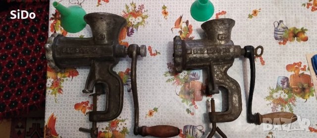 Лот 2 чугунени ръчни месомелачки малка и голяма