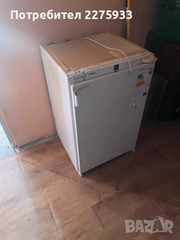 Хладилник за вграждане.Но може да се ползва и без вграждане.Височина 100см