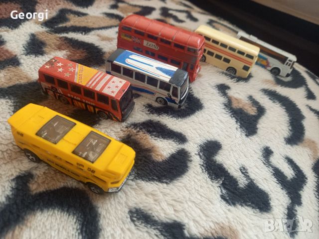 Колекция от малки метални автобуси 