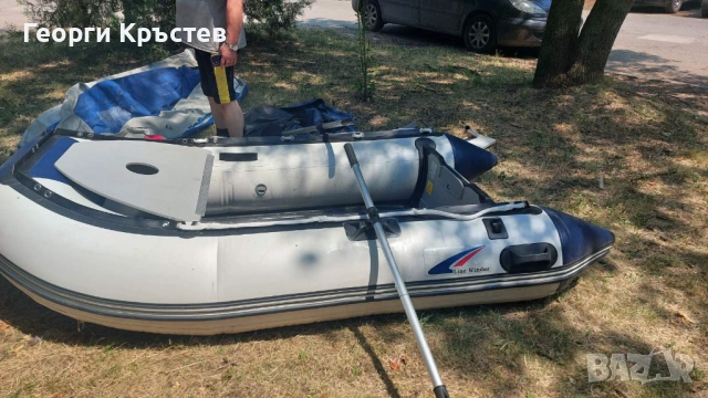 Лодка с два двигателя, бензинов и електрически. 