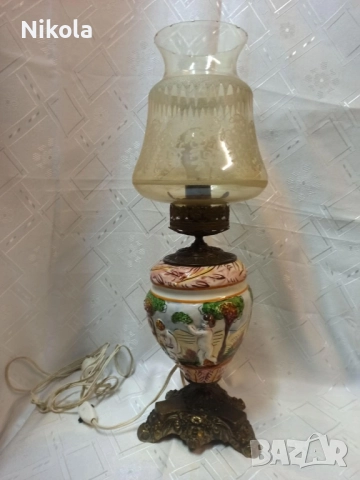 Антикварна висока настолна лампа Capodimonte -бронзова основа с орнаменти и порцелан