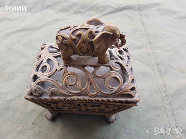 Дърворезбована кутия с капак слон