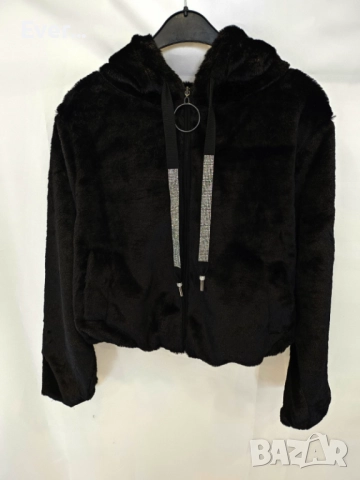 Късо пухено яке с качулка и камъни по връзките, снимка 5 - Якета - 52388903