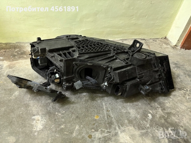 Десен фар за Audi Q7, снимка 4 - Части - 52504357
