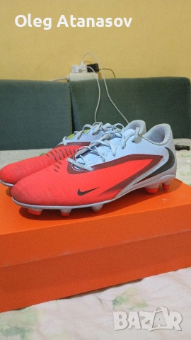 Продавам футболни обувки (бутонки) Nike в отлично състояние.