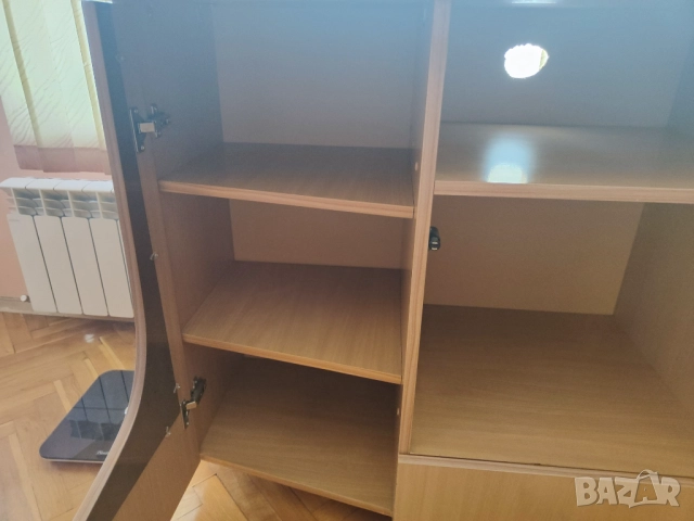 Продавам шкаф със стъклени витрини подходящ за хол, TV и др., снимка 6 - Шкафове - 52820837