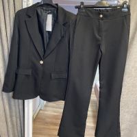 Дамски елегантен костюм в черно  сако + панталон, снимка 1 - Костюми - 45198052