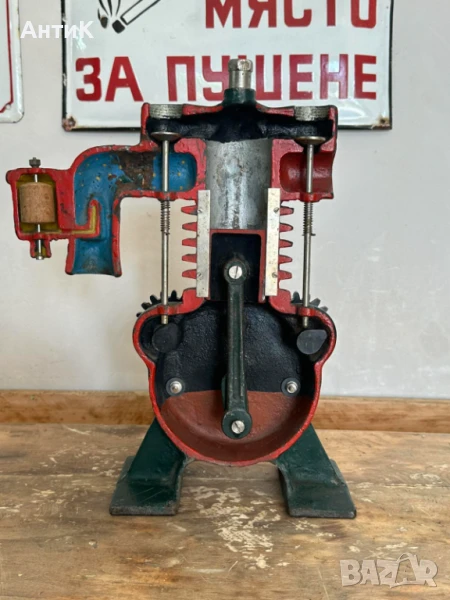 Соц Учебен Макет Модел на Двигател в Разрез, снимка 1