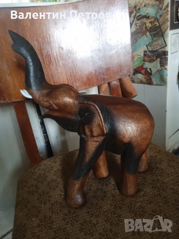 Дървена статуетка слон