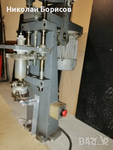 Продавам машина за затваряне на винтови капачки за бутилки. 