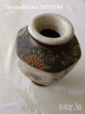 Порцеланова японска ваза с напукан ефект и рисувана със 24 каратово злато  , снимка 4 - Антикварни и старинни предмети - 51906443