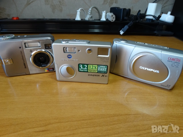 три стари цифрови апарата ...