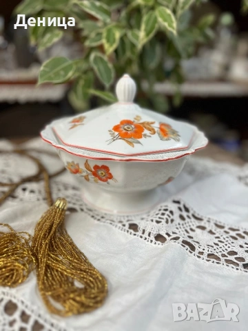 Красив порцеланов съд- Бисквитиера  Издигната на пиедестал елегантна форма, красива комбинация