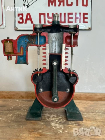 Соц Учебен Макет Модел на Двигател в Разрез