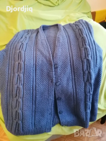 Плетена ръчно жилетка