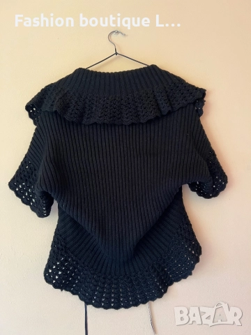 Черна плетена жилетка с много красива плетка и яка с къдрички отпред се завързва 🖤, снимка 2 - Жилетки - 51579564