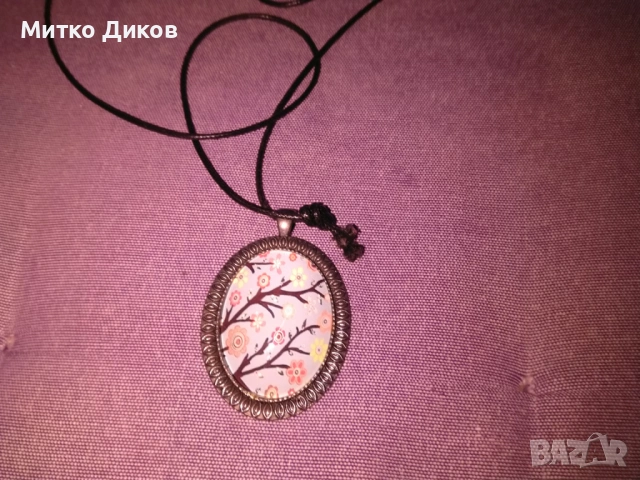 овално колие с висулка с декорация на цъфтящо дърво и восъчна верижка винтидж, снимка 2 - Колиета, медальони, синджири - 53237290