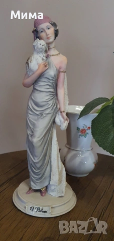 Фигурка на дама с кученце