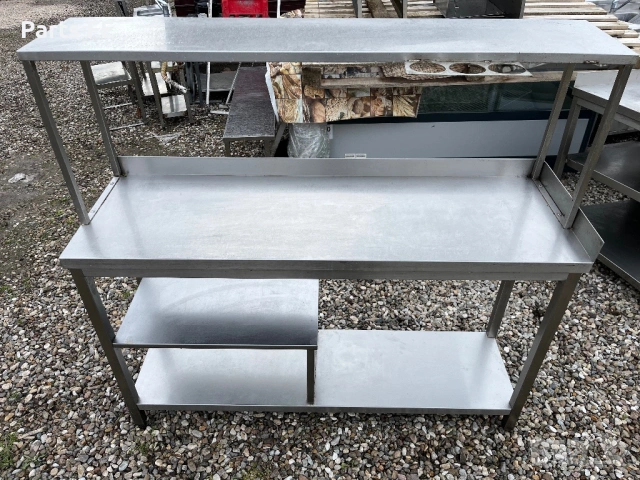 Професионална работна маса с надстройка неутрално оборудване