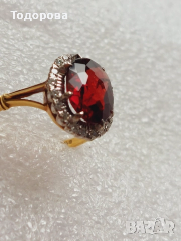 Съвременен дамски златен пръстен 18к с прекрасен гранат и диаманти.Има и сертификат, снимка 10 - Пръстени - 52211544