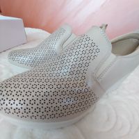 Бежови обувки с перлен ефект, снимка 5 - Дамски ежедневни обувки - 45495276