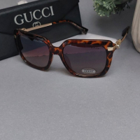 слънчеви очила с кутия на марката и кърпичка на едро , снимка 16 - Слънчеви и диоптрични очила - 45042082