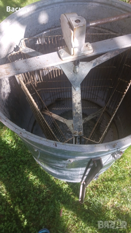 Продавам центрофуга за пчелен мед, ръчна, поцинкована в отлично състояние. , снимка 1