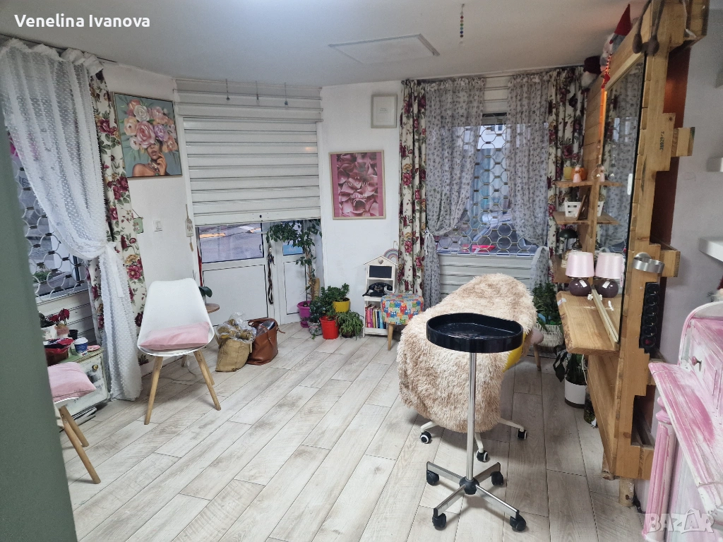  Ъглов обзаведен фризьорски саон в аристократичния център на Софиа - "Оборище" , снимка 1