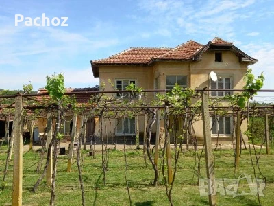 Двуетажна къща с двор на Центъра на с. Владиня, снимка 1