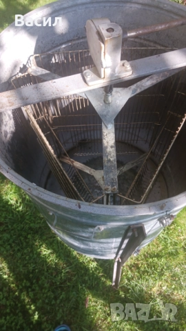 Продавам центрофуга за пчелен мед, ръчна, поцинкована в отлично състояние. 