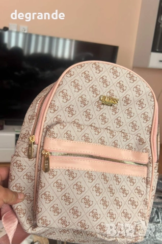 Дамска раница на Guess