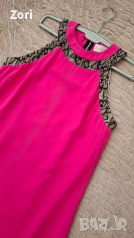 ИЗКЛЮЧИТЕЛНО КРАСИВА рокля суинг в наситен розов цвят с черна дантела около деколтето и ръкавите, снимка 2 - Рокли - 46341813