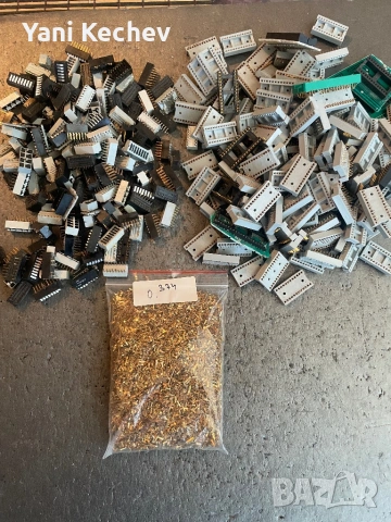 Позлатени пинове от СОЦ-А