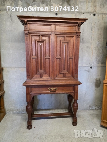 Шкаф в Готически стил с дърворезба 
