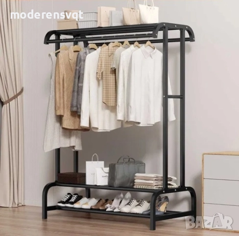 Черна закачалка за дрехи с поставка за обувки