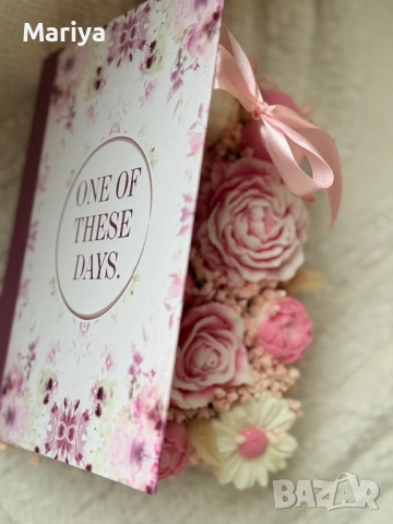 Букет в кутия - книга с цветя от соев восък и аромат. Розов цвят., снимка 2 - Изкуствени цветя - 51642132