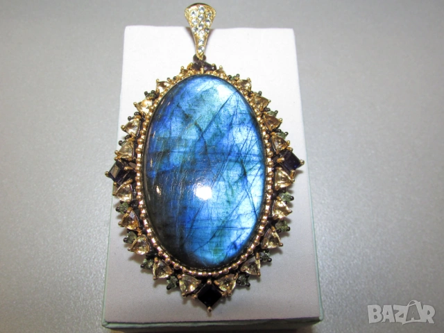 голям син лабрадорит 70 карата подходящ за подарък , снимка 2 - Колиета, медальони, синджири - 53498643