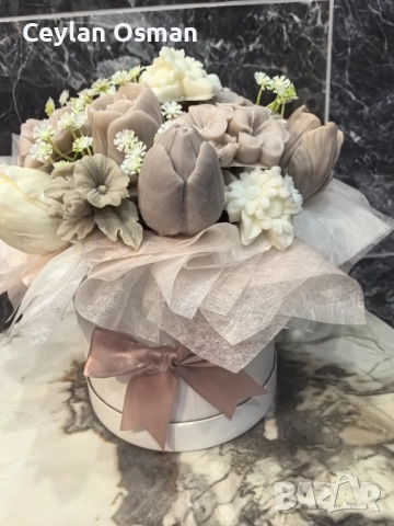 Нежен букет с ароматни цветя от соев восък , снимка 2 - Декорация за дома - 52710470