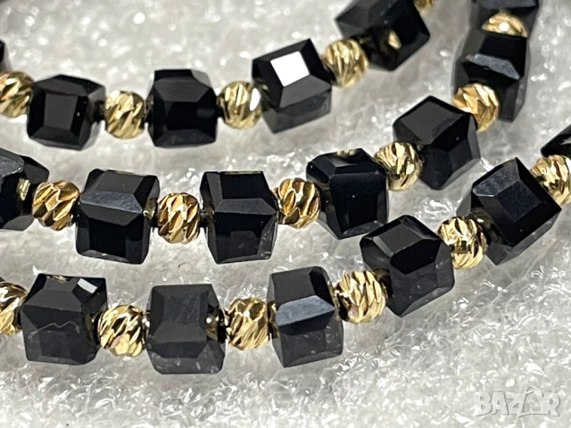 Гривни с фасетиран черен оникс и златисти топчета – ръчна изработка, снимка 10 - Гривни - 51535581