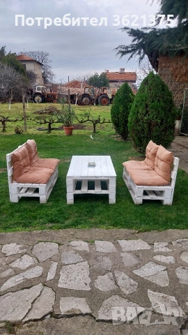 Маса и пейки от палета със стъкло и меки дунапренени възглавници, снимка 3 - Маси - 53939656